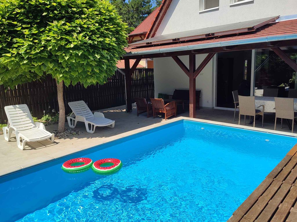 Ferienhaus mit Pool nur 200 m vom Strand