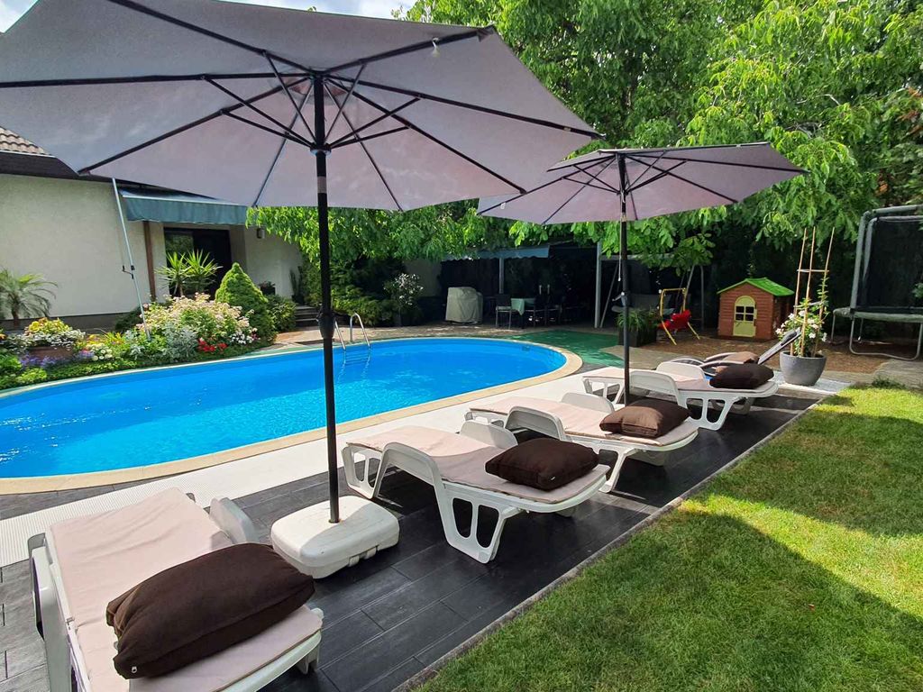 Ferienhaus mit großem Swimmingpool