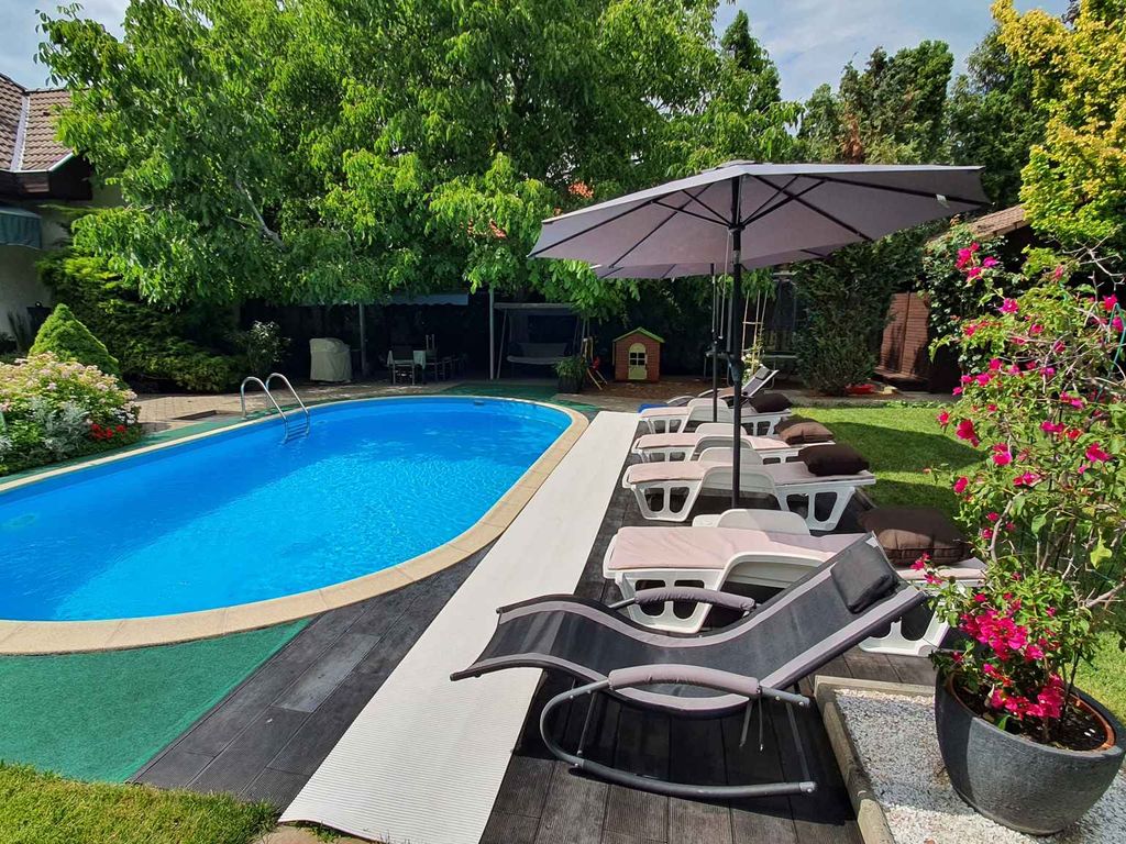 Ferienhaus mit großem Swimmingpool