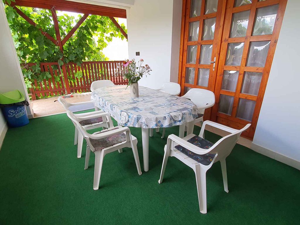 Ferienwohnung in ruhiger Lage mit Pool und Kinderspielplatz