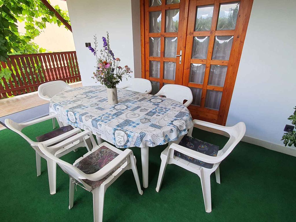 Ferienwohnung in ruhiger Lage mit Pool und Kinderspielplatz