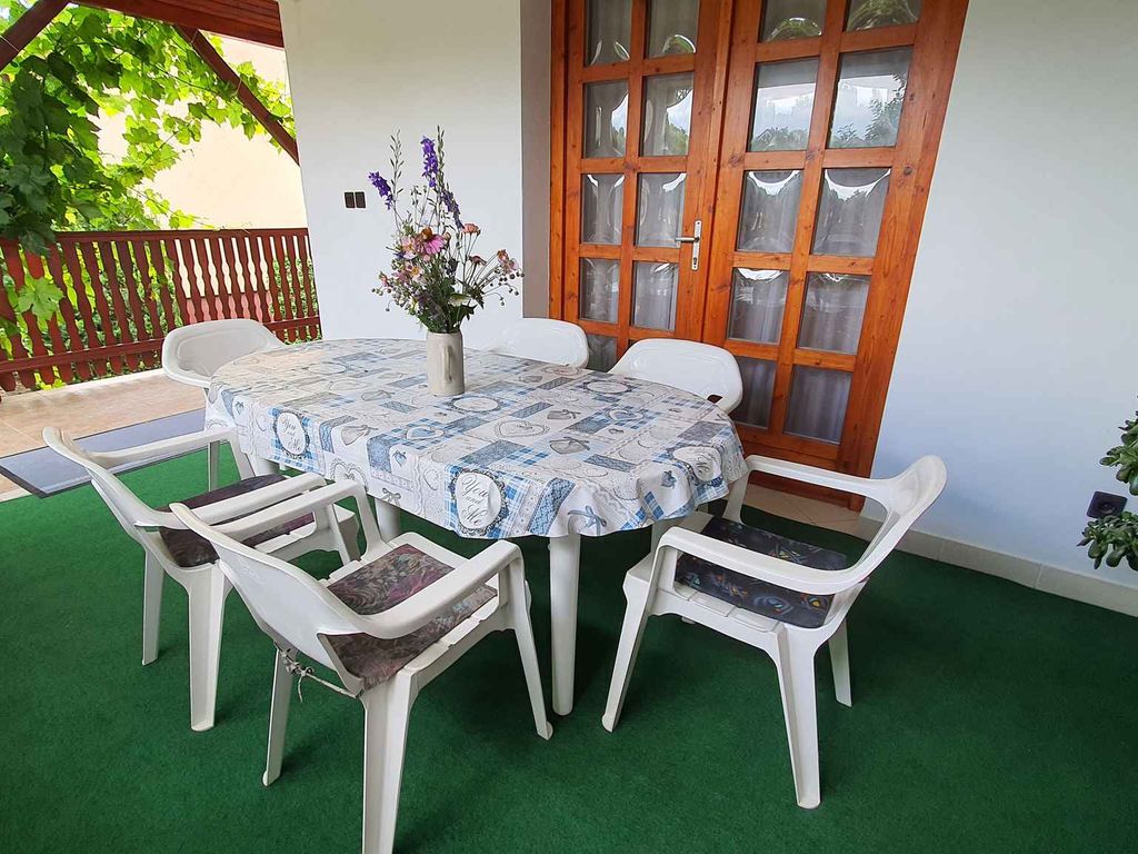 Ferienwohnung in ruhiger Lage mit Pool und Kinderspielplatz