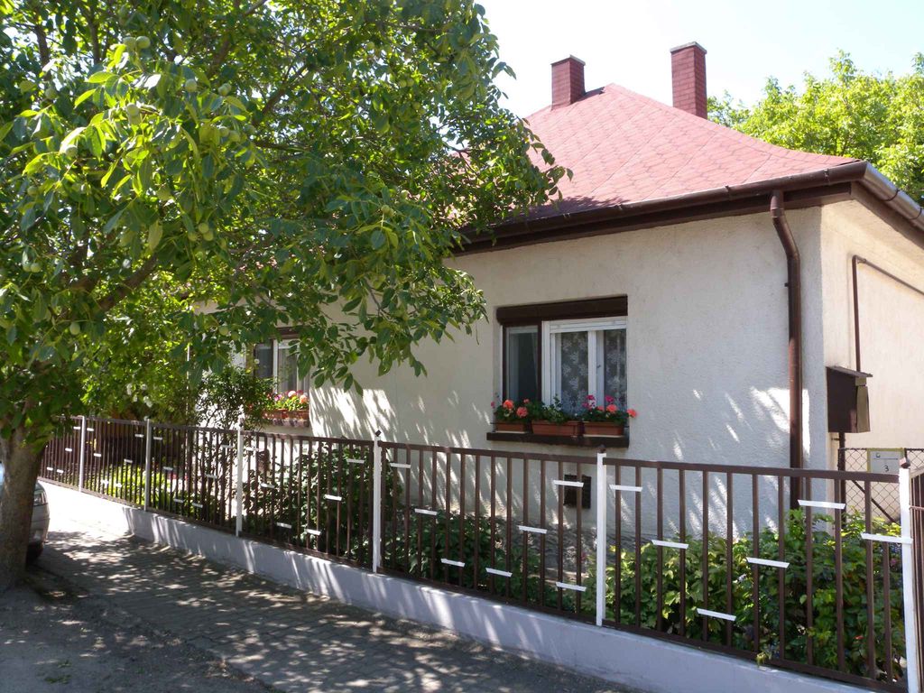 Ferienhaus mit Garten, WLAN und Klimaanlage im Haus