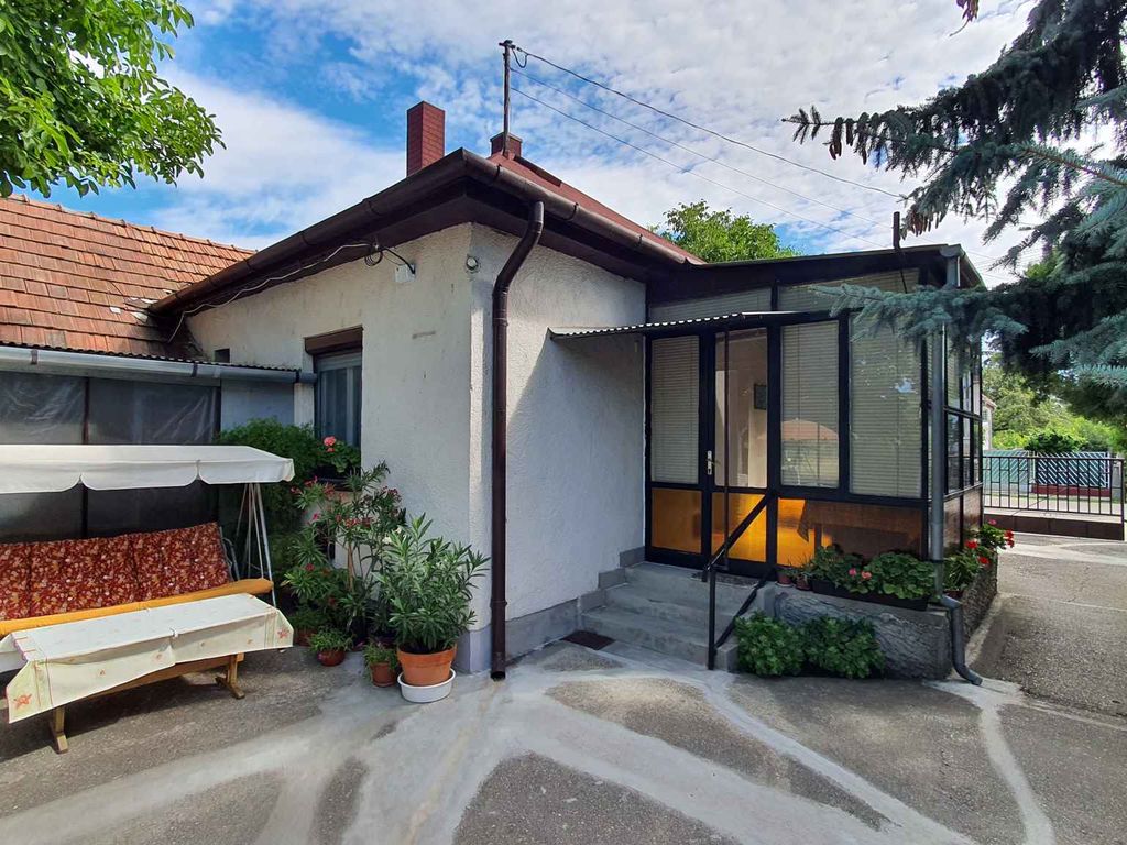 Ferienhaus mit Garten, WLAN und Klimaanlage im Haus