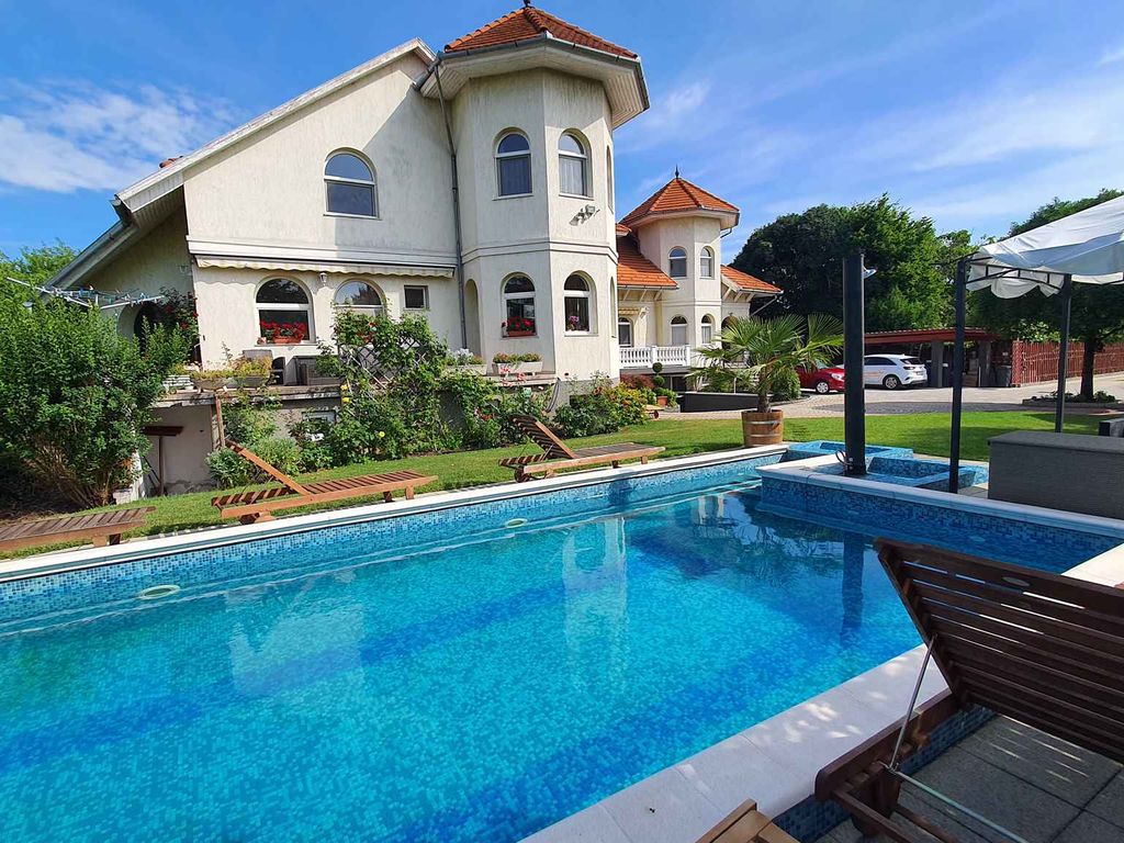 Ferienwohnung mit Pool und Tischtennisplatte