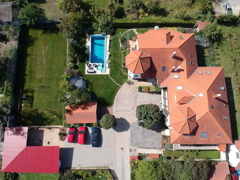 Ferienwohnung mit Pool und Tischtennisplatte