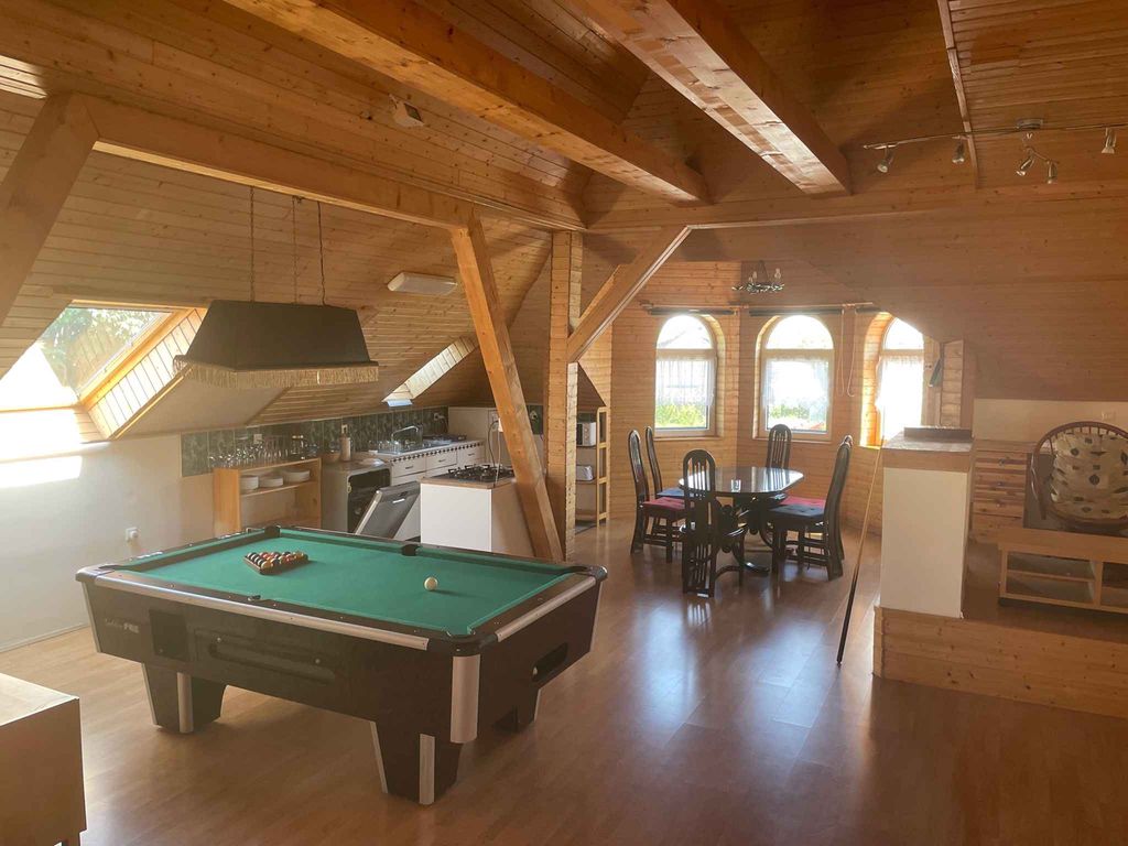 Ferienwohnung mit Pool und Tischtennisplatte