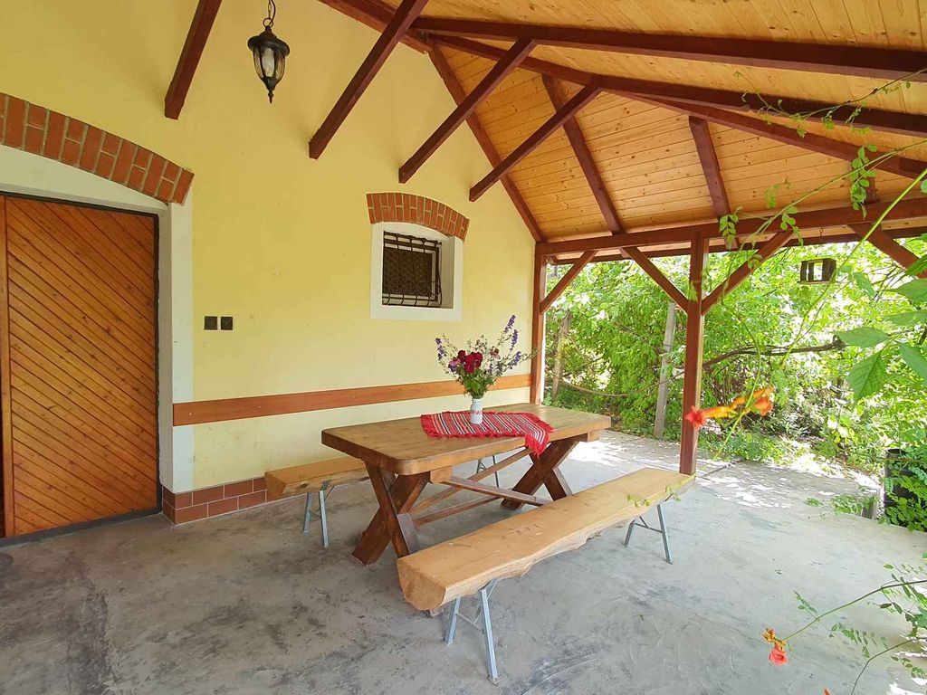 Ferienhaus eingerichtet in typisch ungarischem Stil
