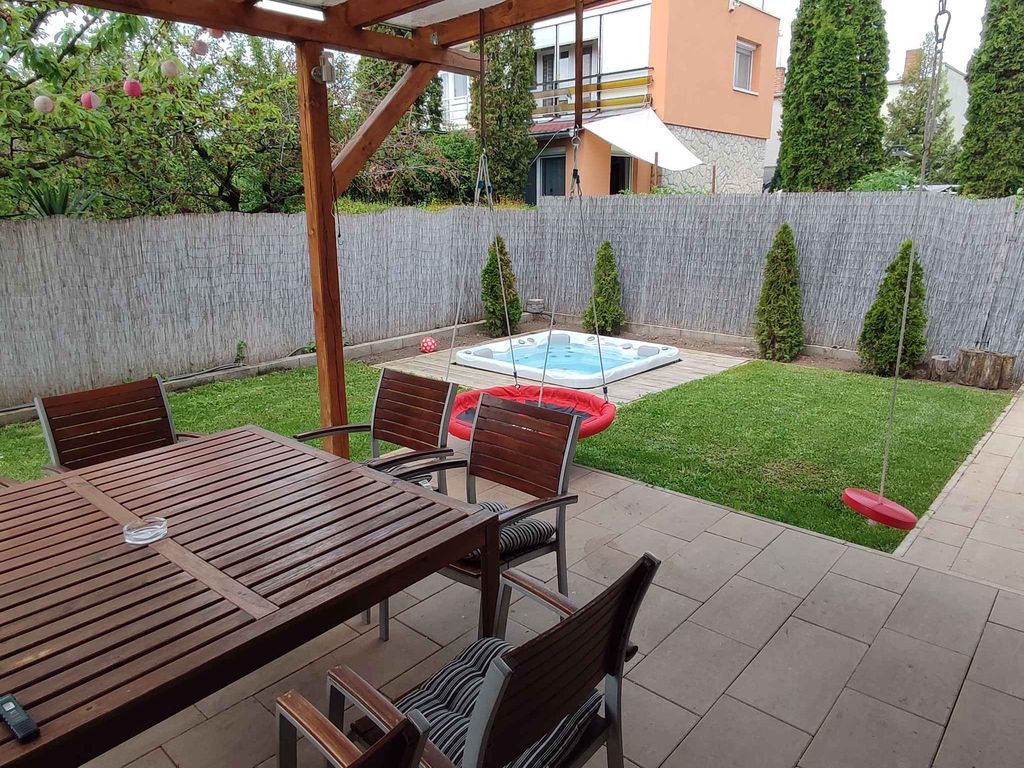 Ferienhaus mit Whirlpool, Klimaanlage und WLAN
