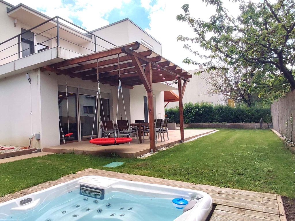 Ferienhaus mit Whirlpool, Klimaanlage und WLAN