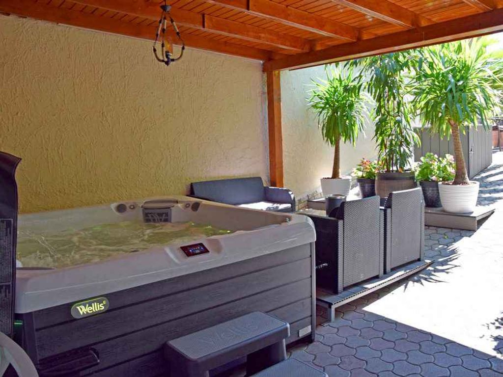 Ferienwohnung mit Klimaanlage, WLAN und Whirlpool