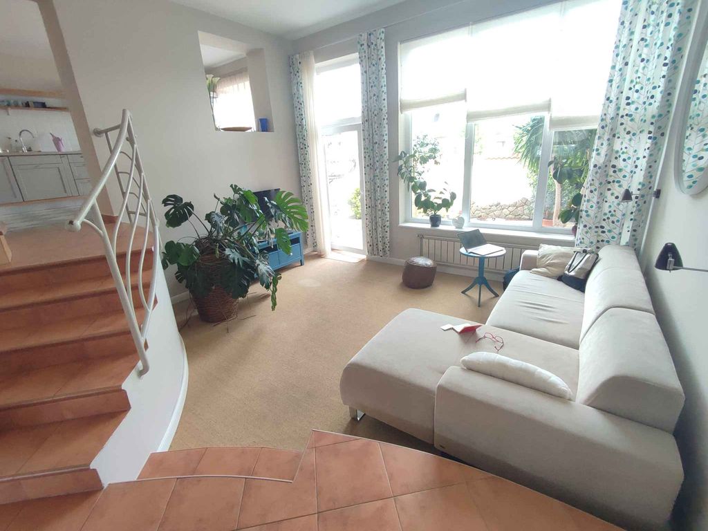 Ferienwohnung geschmackvoll eingerichtet mit WLAN und Klimaanlage