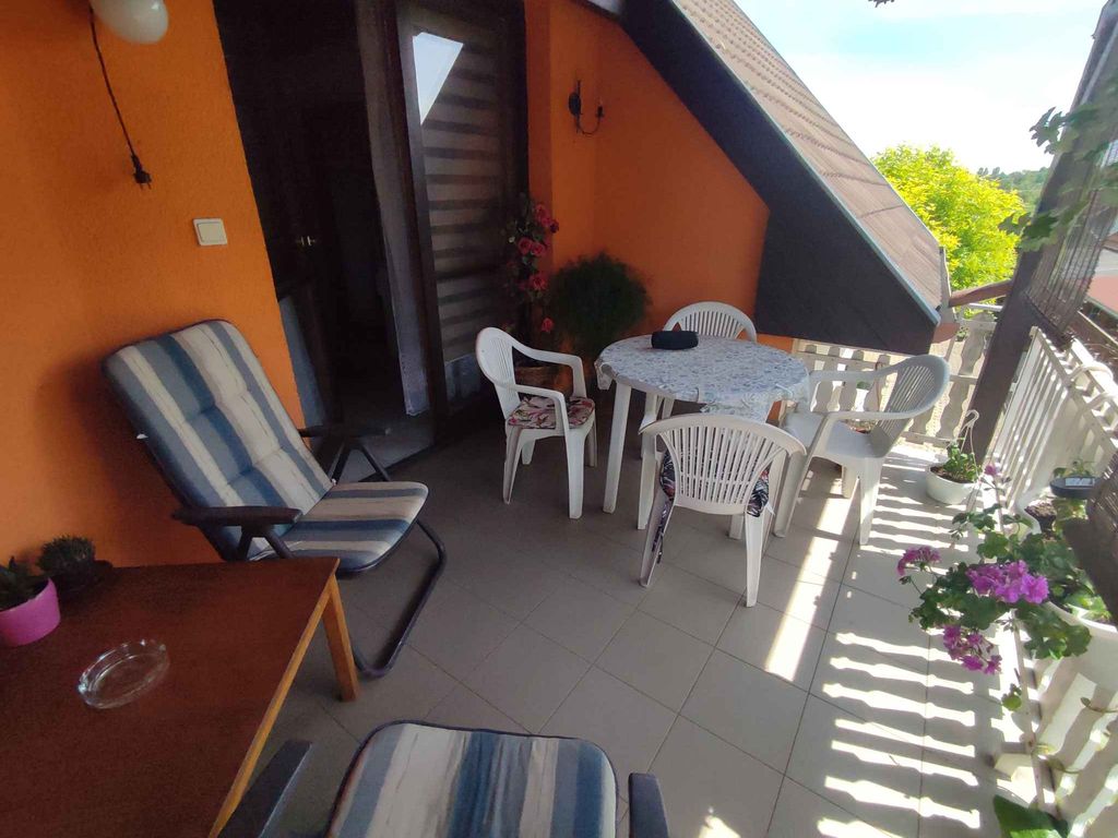 Ferienwohnung mit Pool, WLAN und Terrasse
