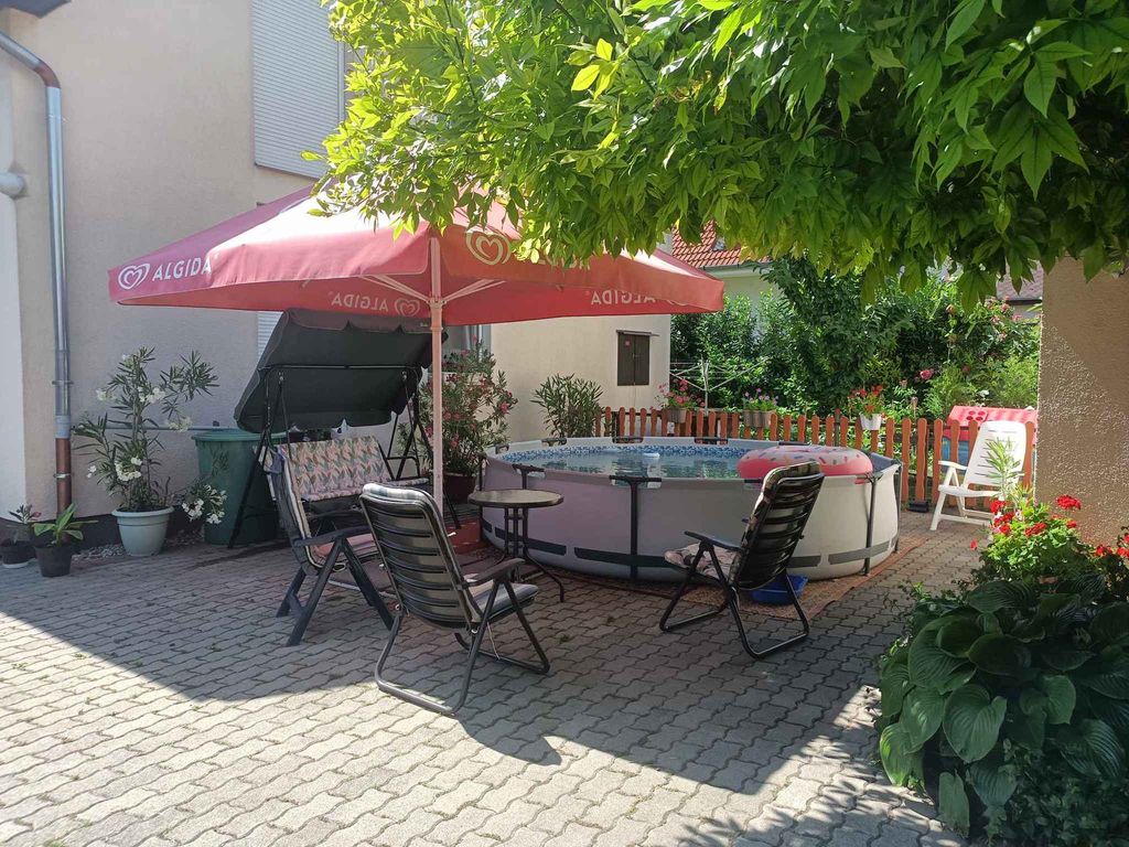 Ferienwohnung mit Pool, WLAN und Terrasse