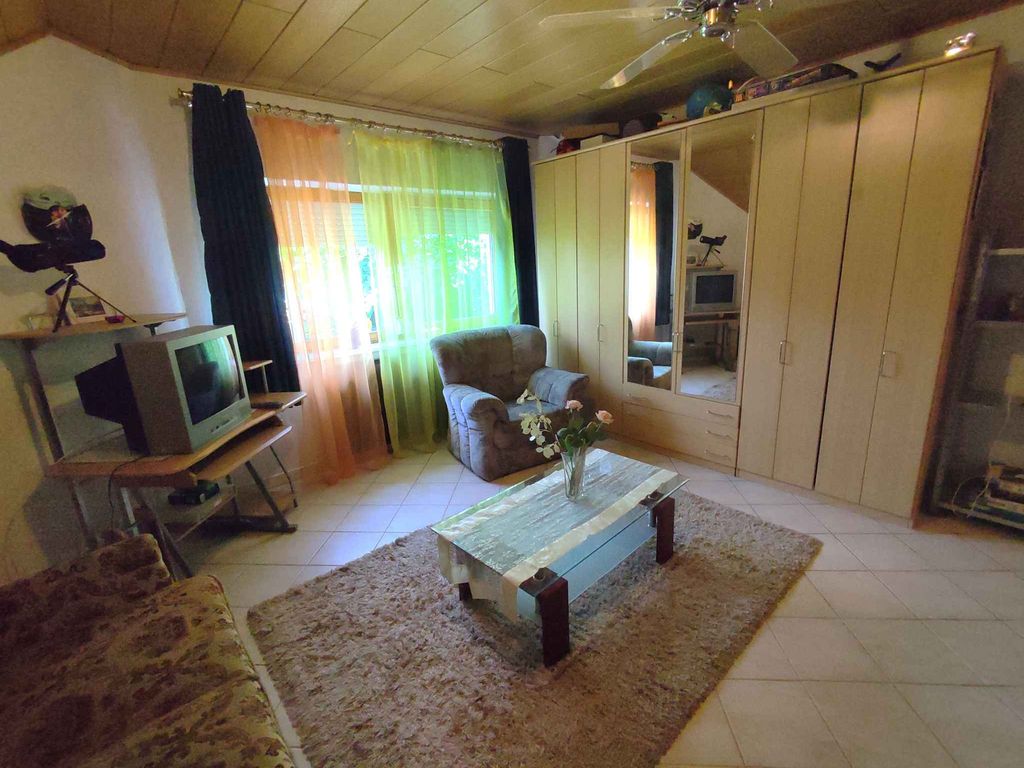 Ferienwohnung mit Pool, WLAN und Terrasse