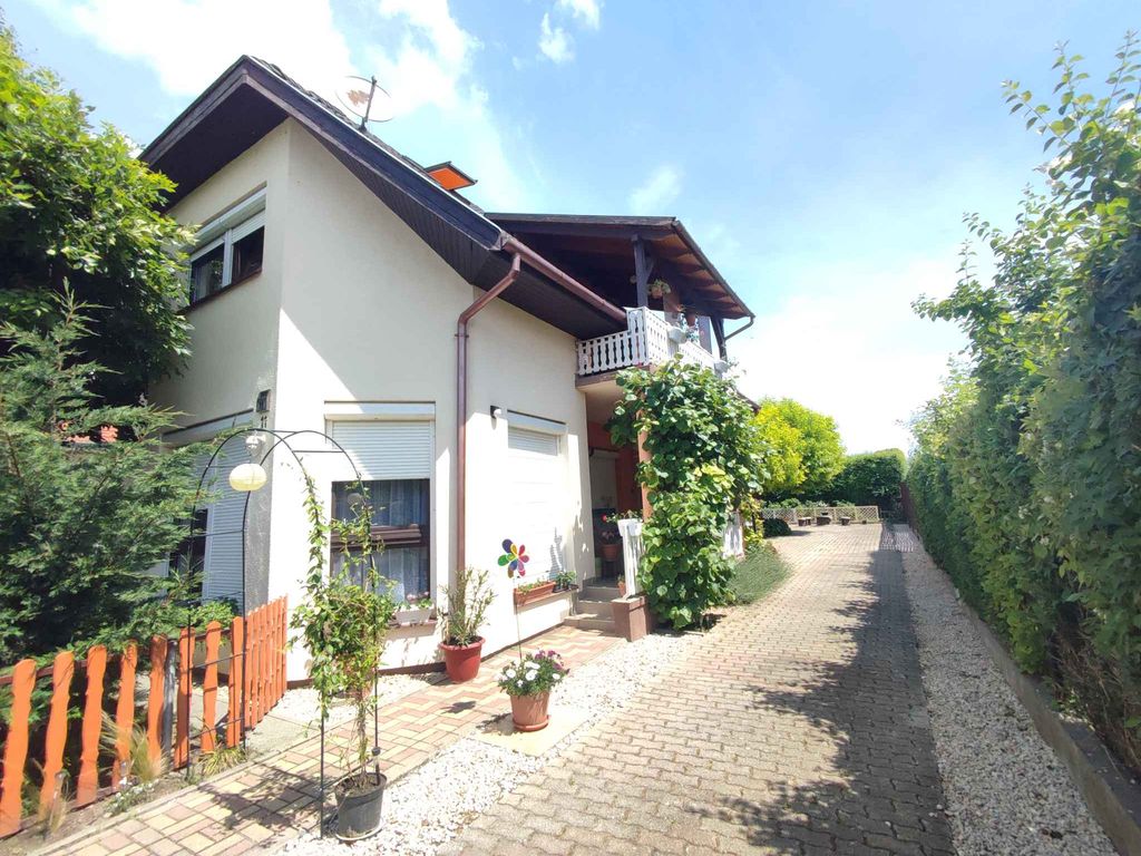 Ferienwohnung mit Pool, WLAN und Terrasse
