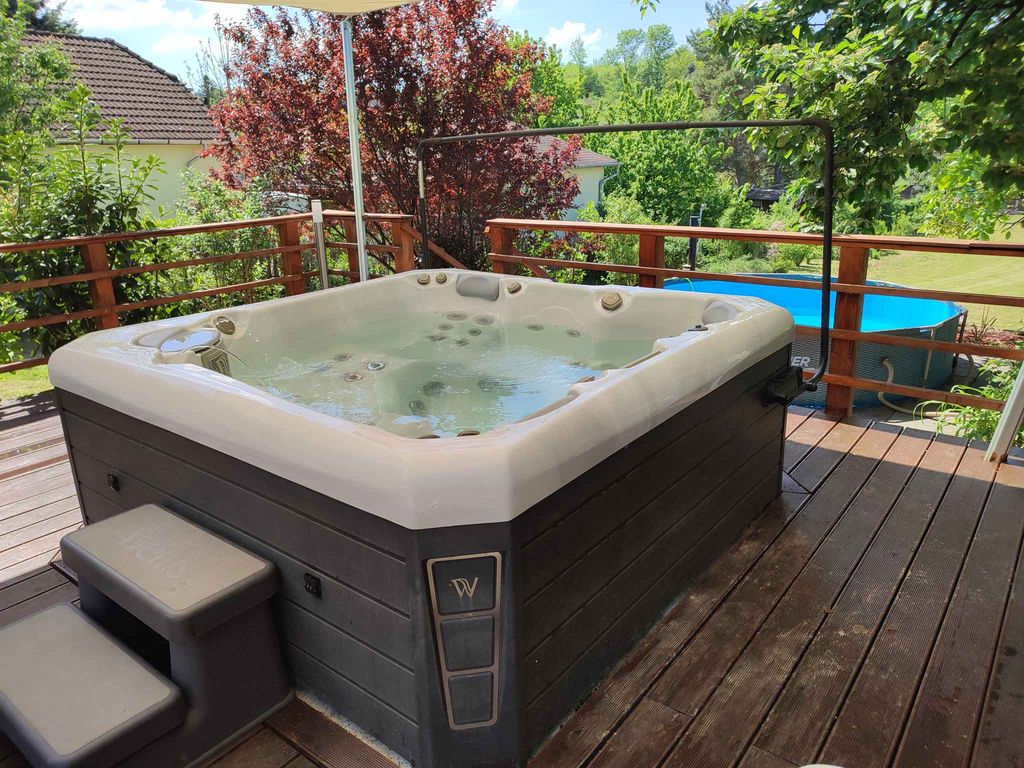 Ferienhaus modern eingerichtet mit Klimaanlage, Whirlpool, Pool, Grill, Aussenküche und großem Garten