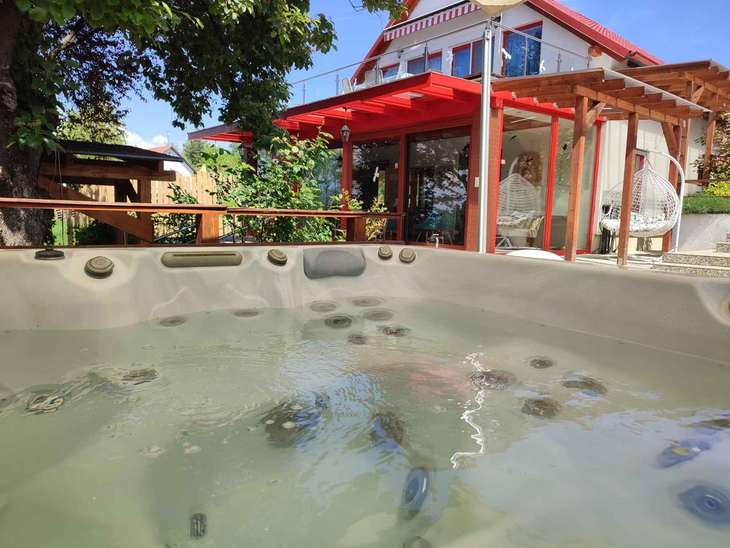 Ferienhaus modern eingerichtet mit Klimaanlage, Whirlpool, Pool, Grill, Aussenküche und großem Garten