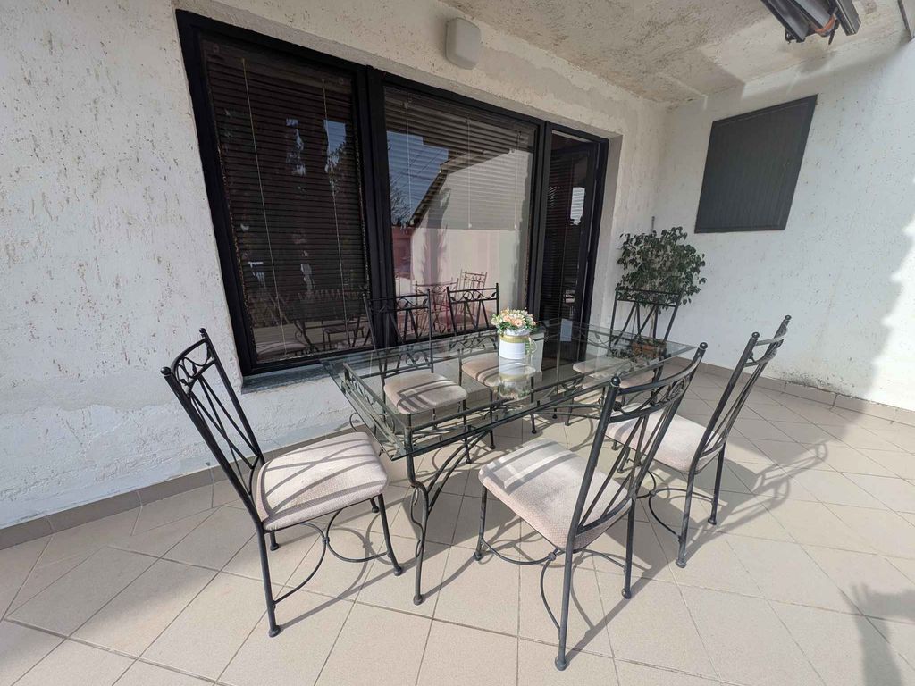 Ferienwohnung mit Terrasse, Klimaanlage und WLAN