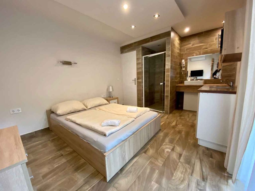 Studio mit Pool, Whirlpool und Sauna in der Nähe vom Freistrand
