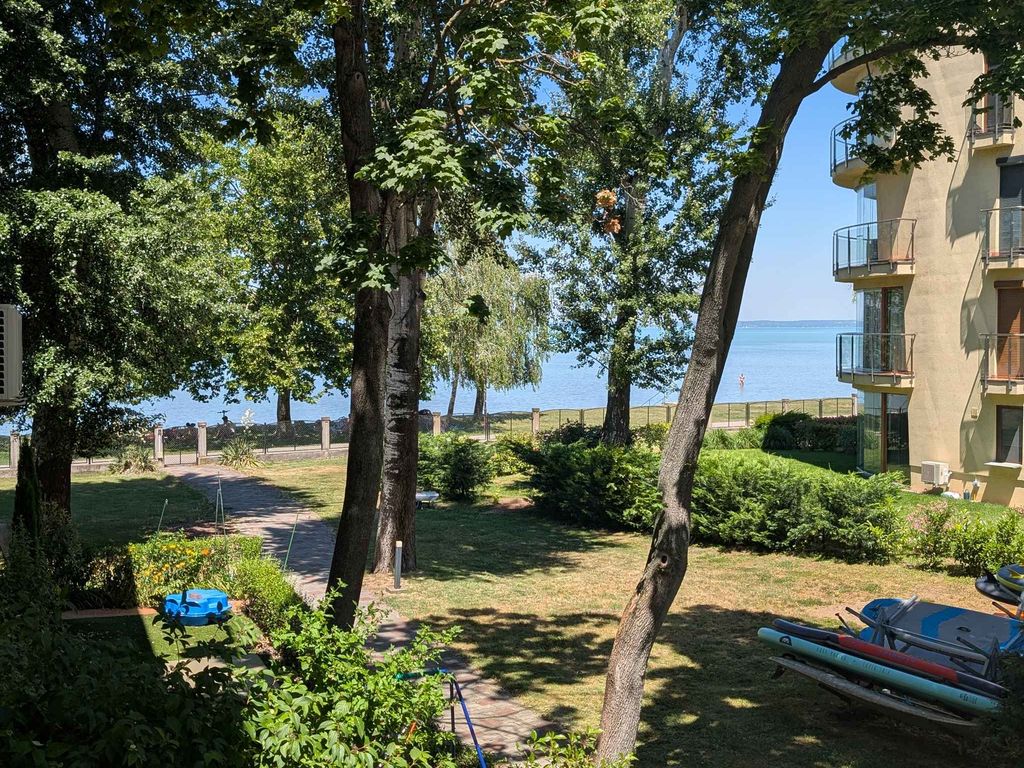 Ferienwohnung mit Balkon und Ausblick auf den See