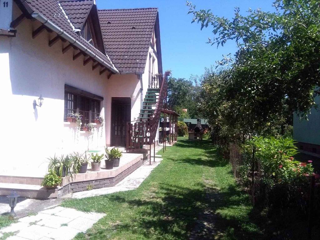 Ferienwohnung mit Pool und Parkplatz