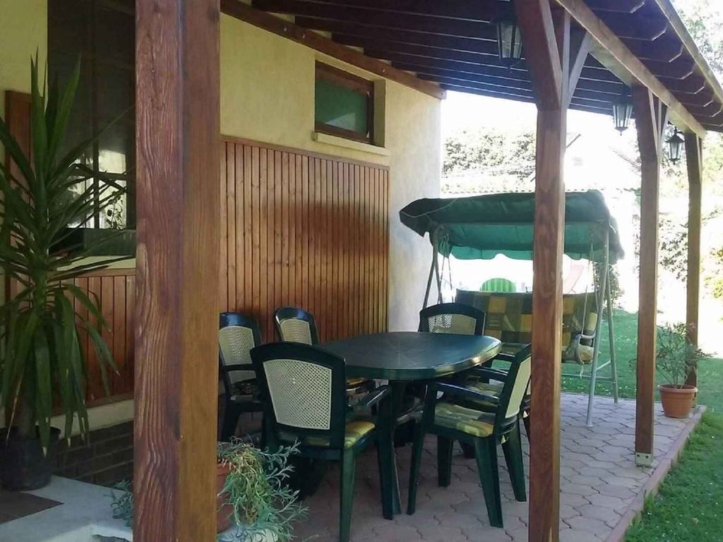 Ferienwohnung mit Pool und Parkplatz