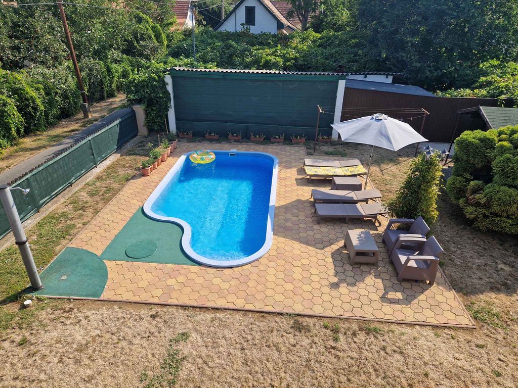 Ferienwohnung mit Pool und Parkplatz