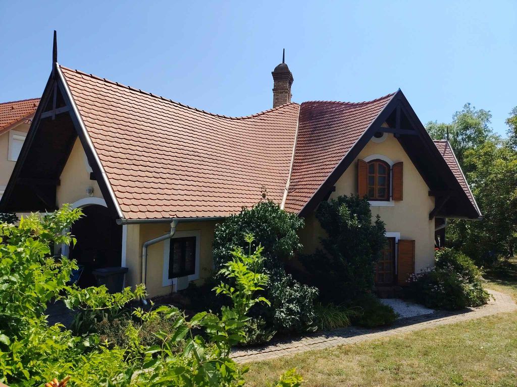 Ferienhaus mit riesengroßem Grundstück und Ausblick auf den See
