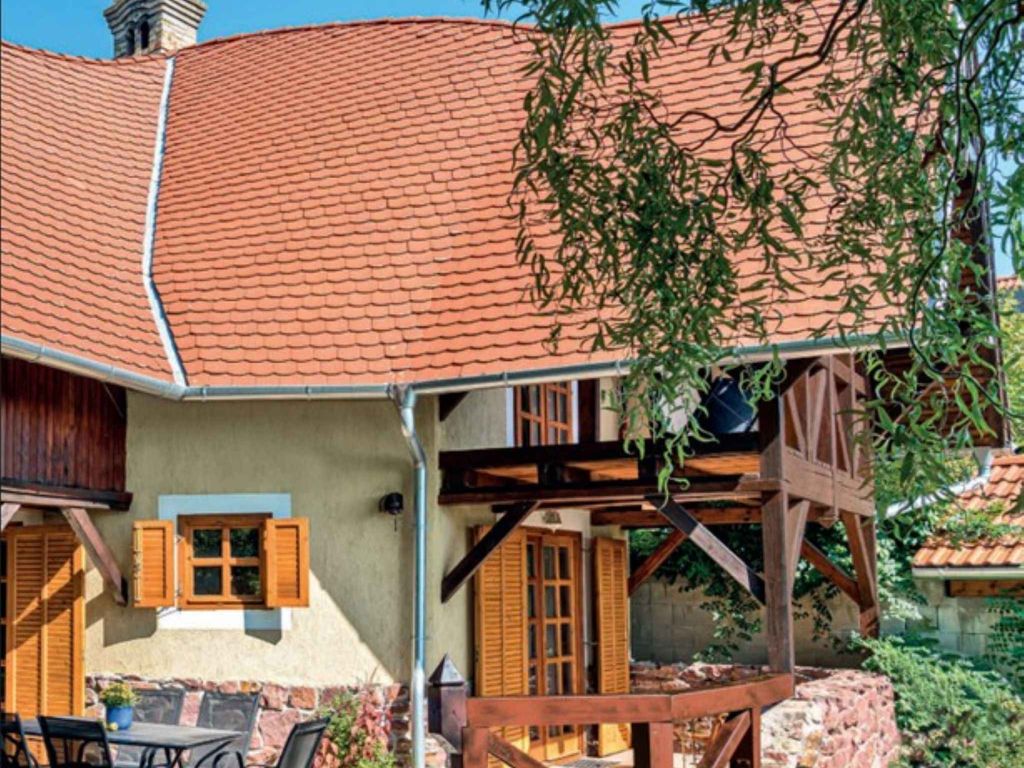 Ferienhaus mit riesengroßem Grundstück und Ausblick auf den See