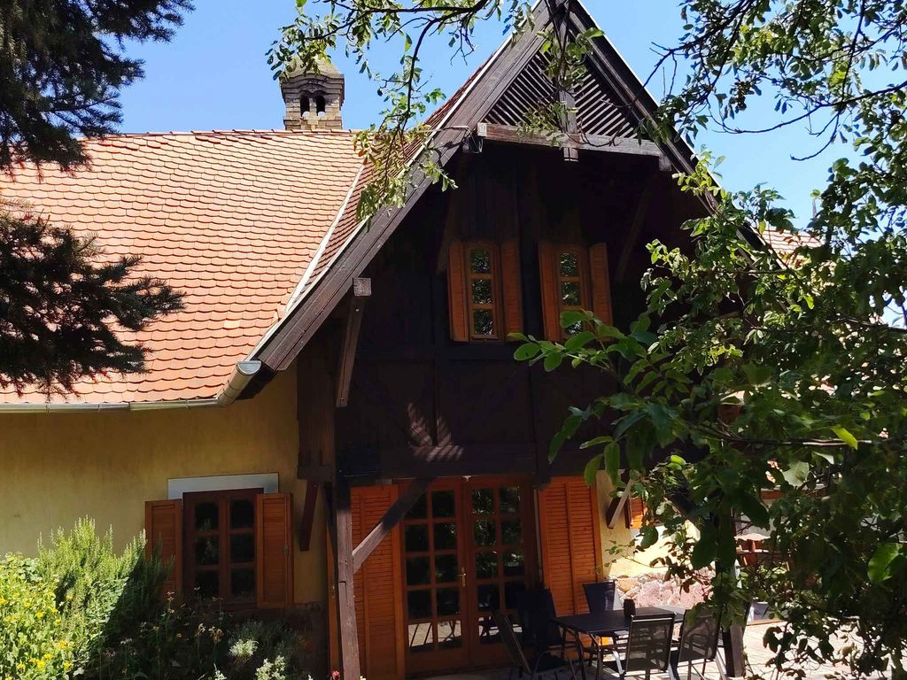 Ferienhaus mit riesengroßem Grundstück und Ausblick auf den See