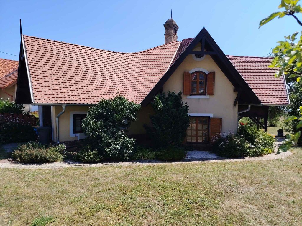 Ferienhaus mit riesengroßem Grundstück und Ausblick auf den See