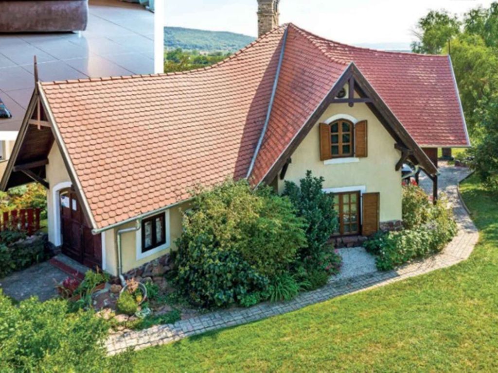 Ferienhaus mit riesengroßem Grundstück und Ausblick auf den See