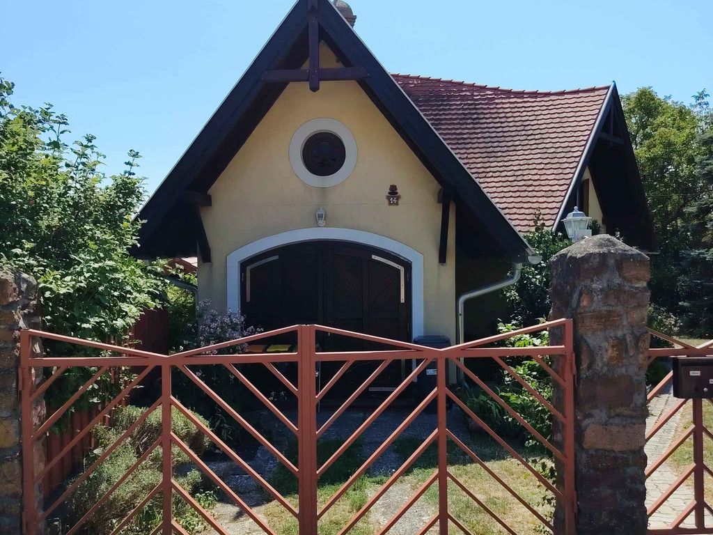 Ferienhaus mit riesengroßem Grundstück und Ausblick auf den See