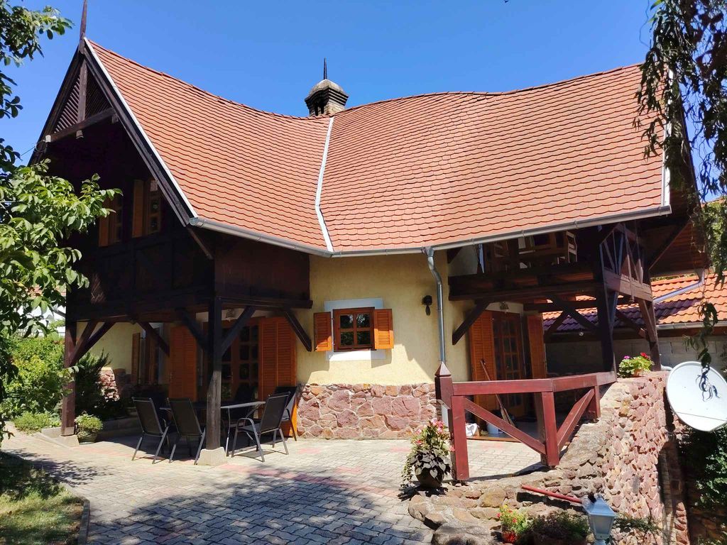 Ferienhaus mit riesengroßem Grundstück und Ausblick auf den See