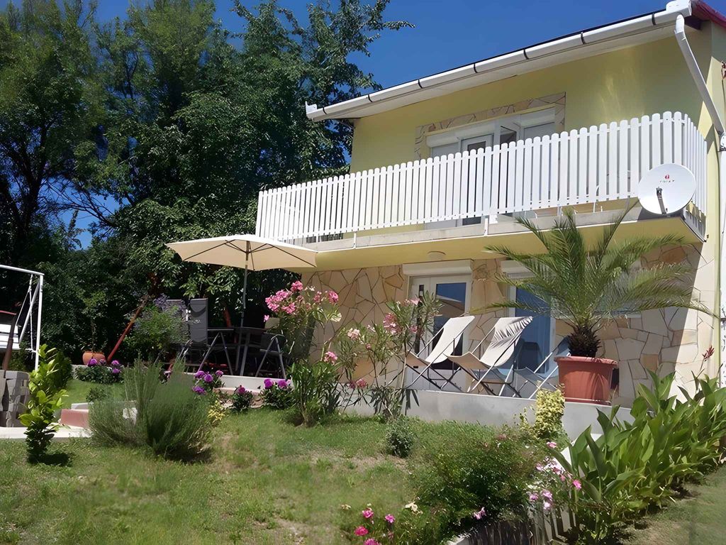 Ferienhaus mit Seeblick und Pool