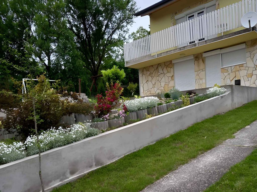 Ferienhaus mit Seeblick und Pool