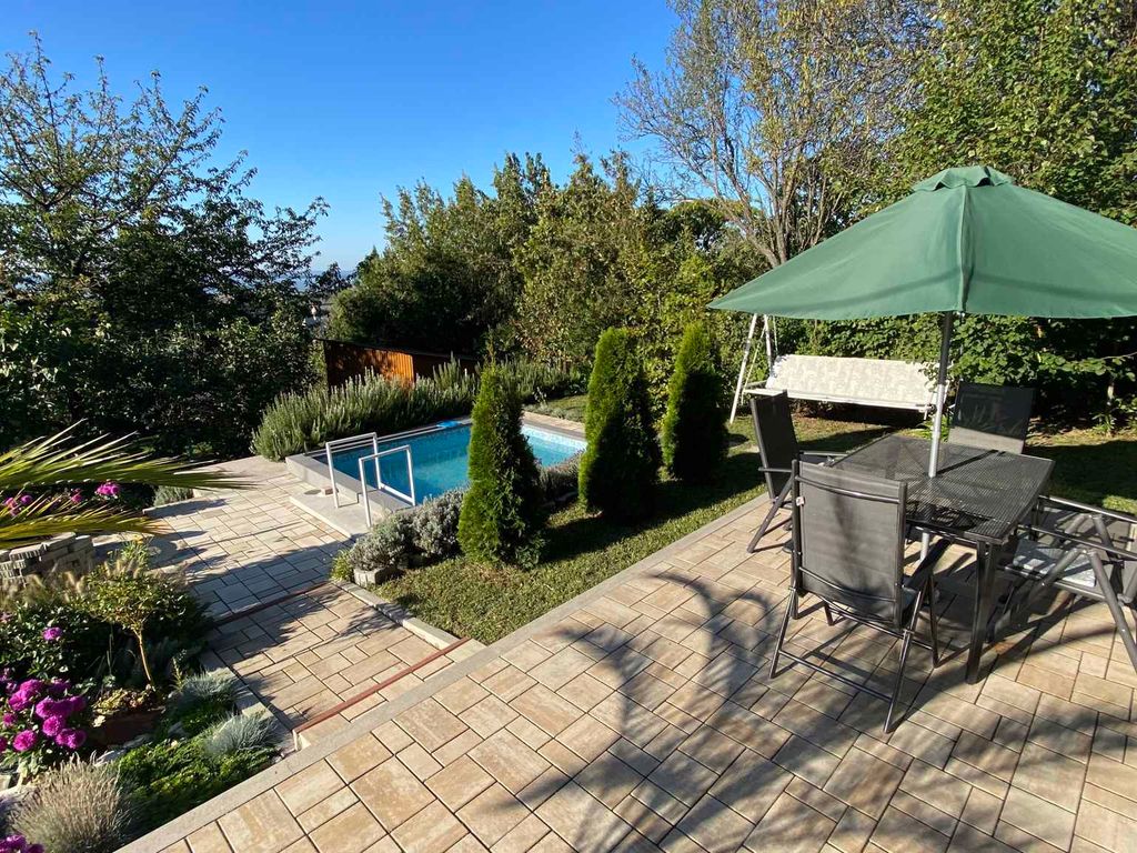 Ferienhaus mit Seeblick und Pool