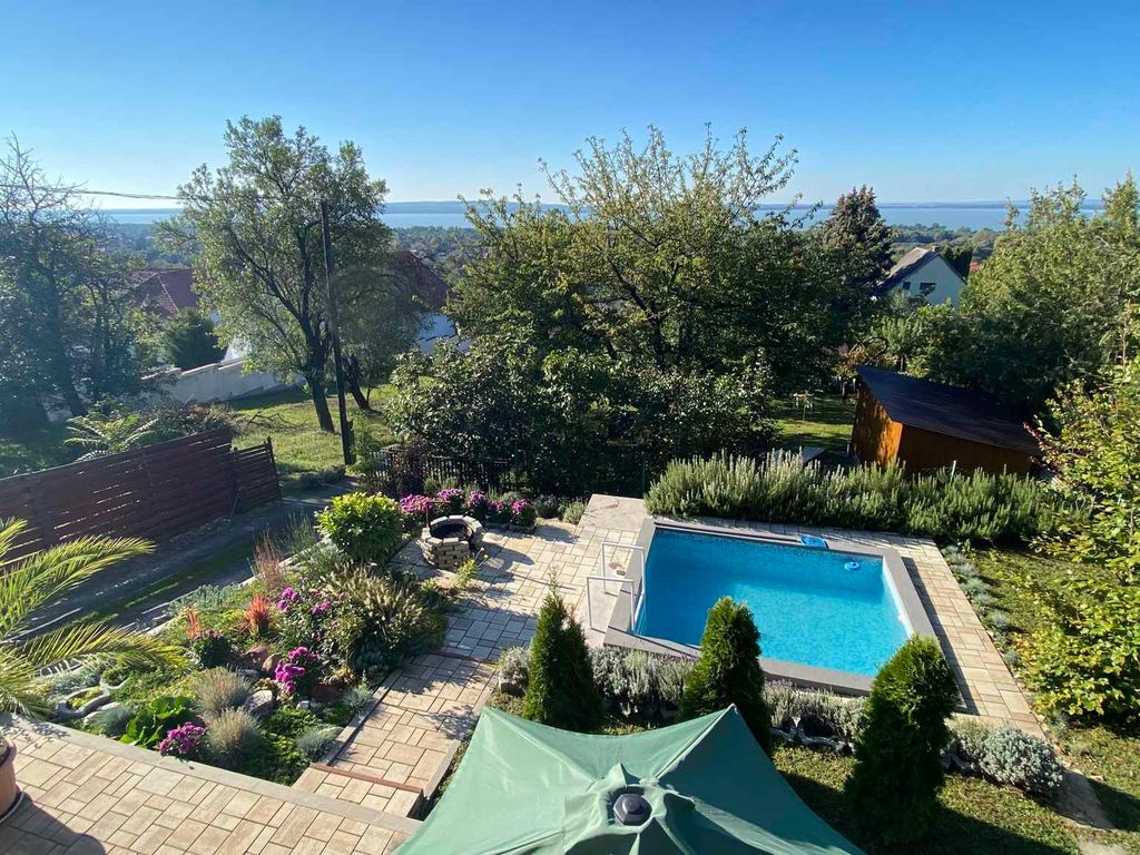Ferienhaus mit Seeblick und Pool