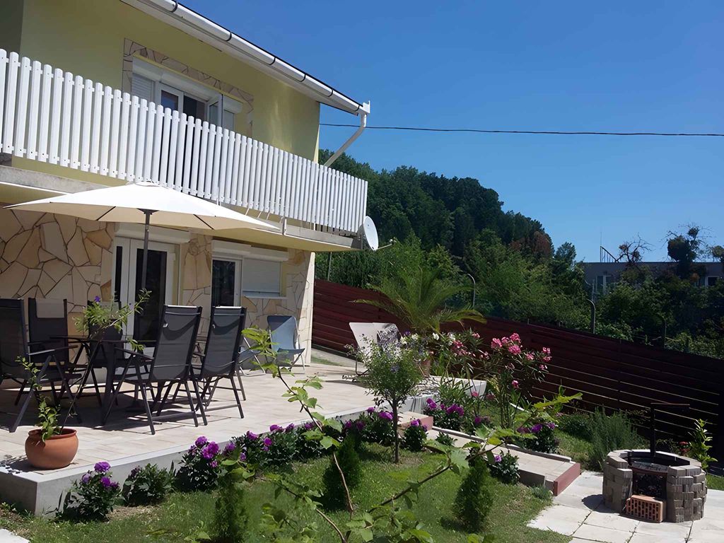 Ferienhaus mit Seeblick und Pool