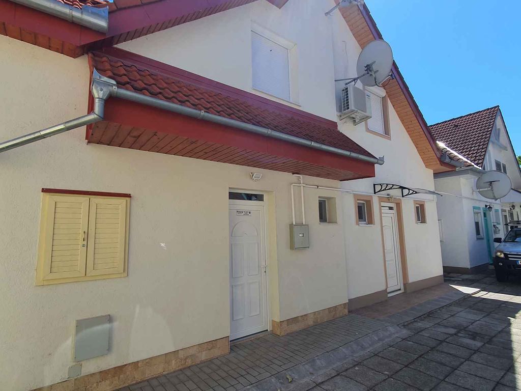 Ferienwohnung direkt am Balaton und an der Strandpromenade mit Seeblick