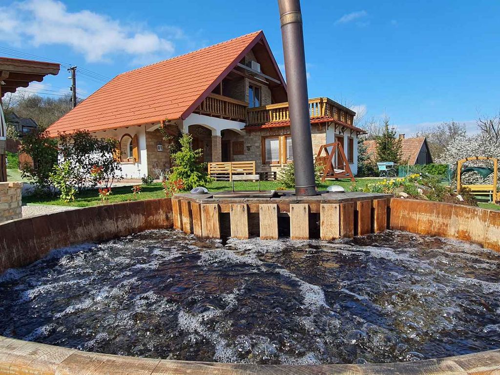 Ferienhaus in einer malerischen Landschaft, Holzfass mit Whirlpool und Sauna