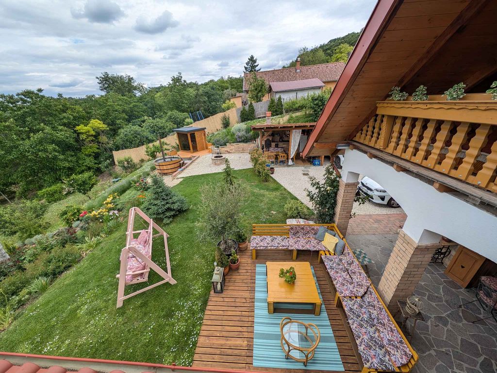 Ferienhaus in einer malerischen Landschaft, Holzfass mit Whirlpool und Sauna