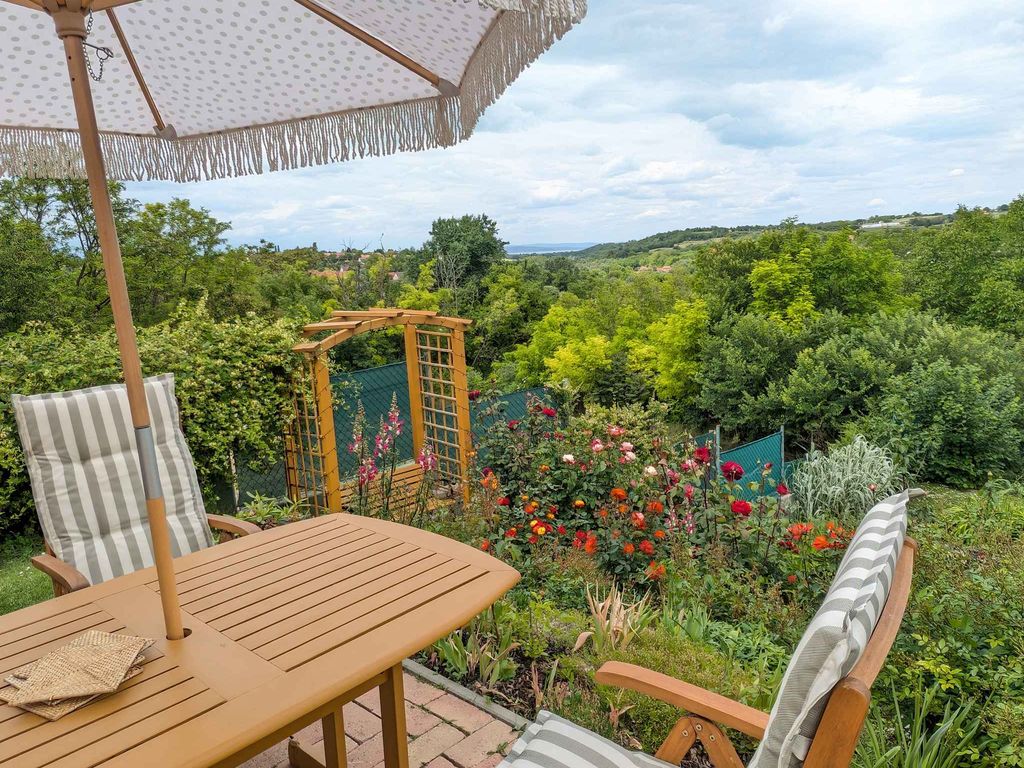 Ferienhaus in einer malerischen Landschaft, Holzfass mit Whirlpool und Sauna