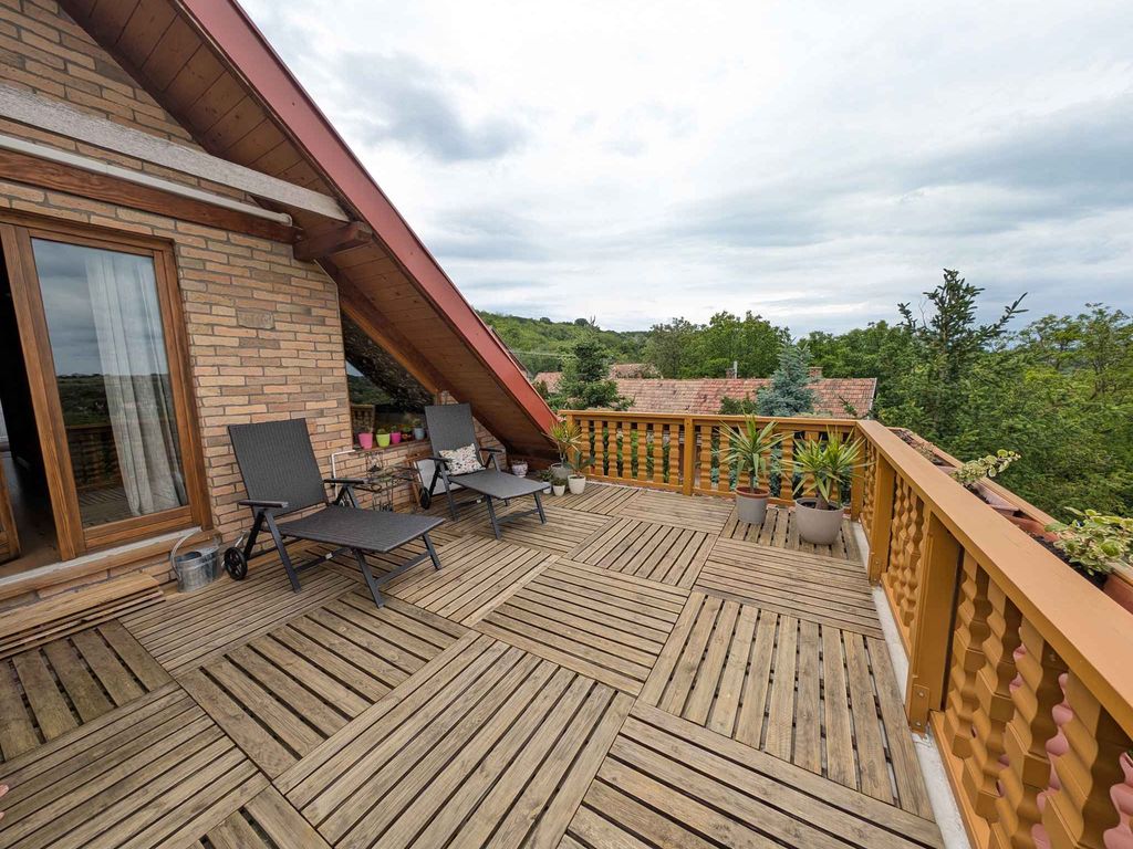 Ferienhaus in einer malerischen Landschaft, Holzfass mit Whirlpool und Sauna
