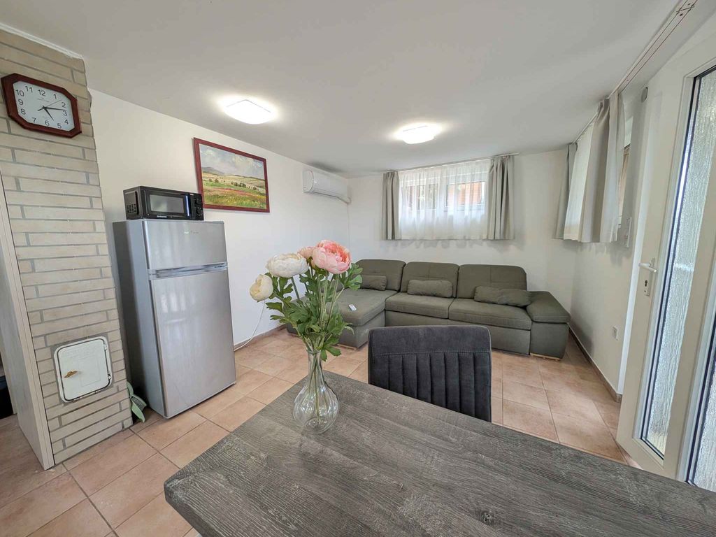Ferienwohnung mit ruhiger Lage, Klimaanlage, WLAN und Ausblick auf den See