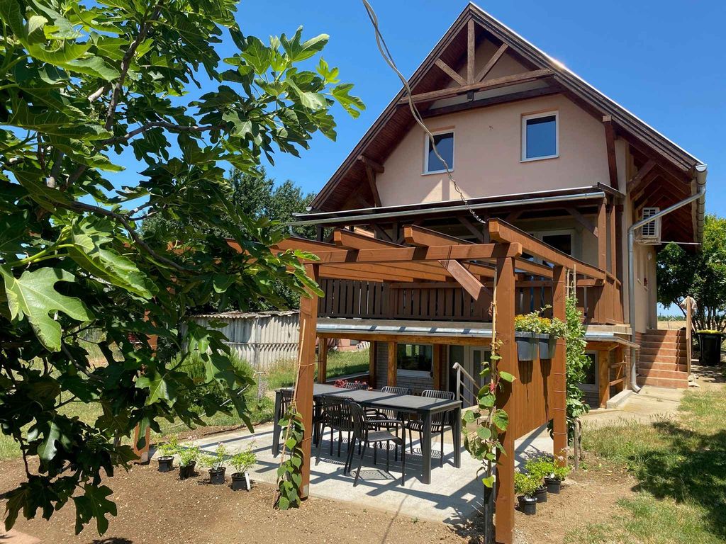 Ferienwohnung mit ruhiger Lage, Klimaanlage, WLAN und Ausblick auf den See