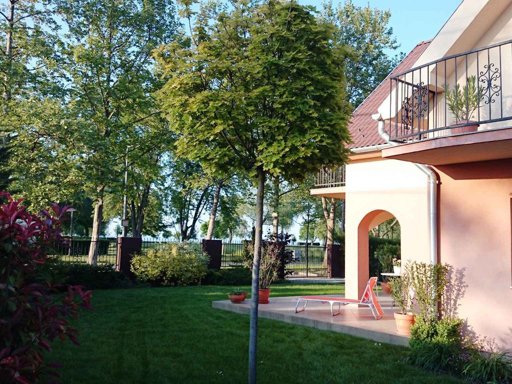 Ferienhaus direkt neben dem Strand mit Aussicht auf das Wasser