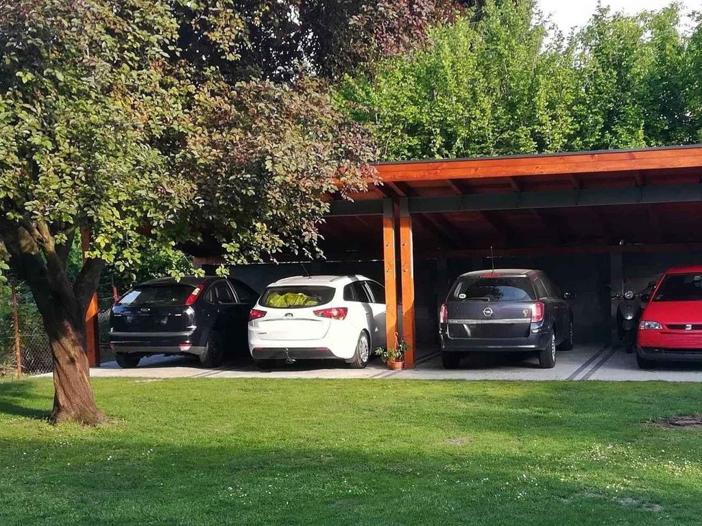 Ferienwohnung mit WLAN, Klimaanlage, Balkon und Parkplatz