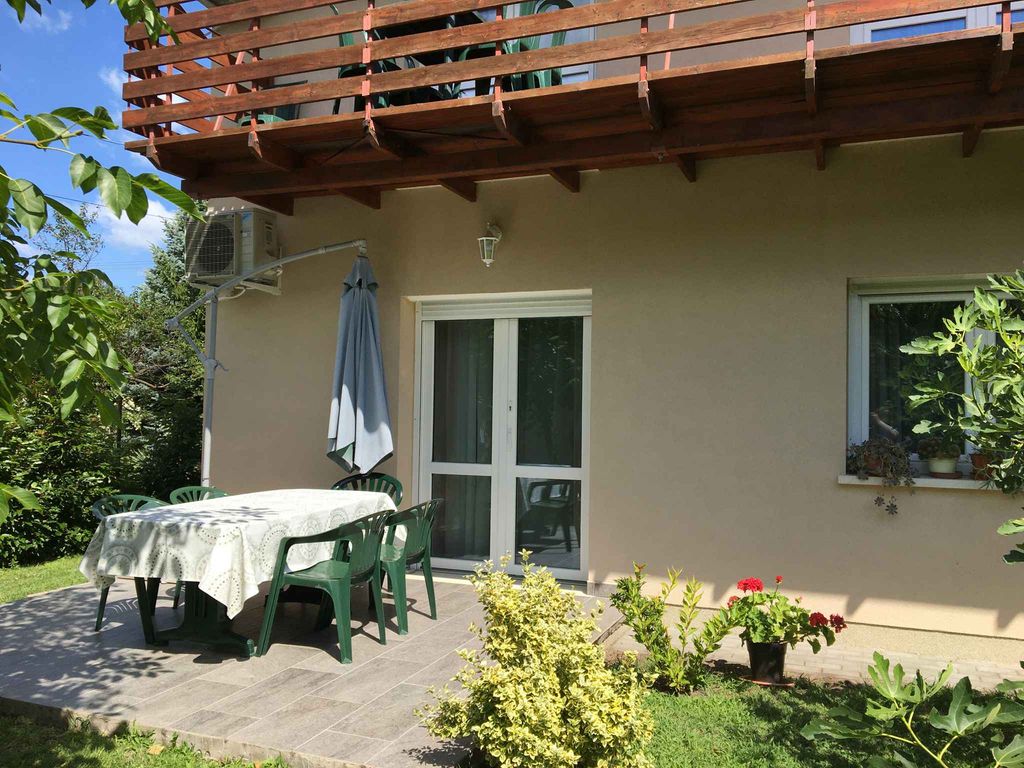 Ferienwohnung im Erdgeschoss mit Terrasse, Wifi, Klimaanlage und Parkplatz